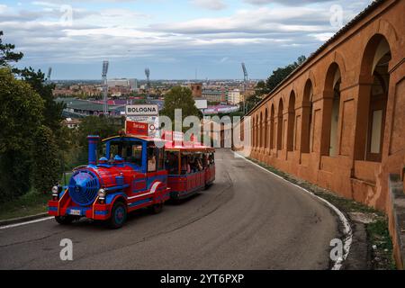 Bologna, Italia. 9 ottobre 2024 - colorato treno turistico San Luca Express lungo il Portico di San Luca. Foto Stock