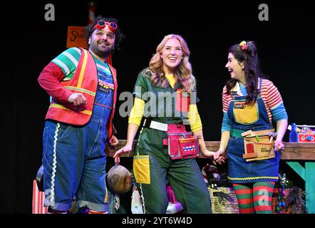 Londra, Regno Unito. Maddie Moate con Kira MacCarter e Zain Abrahams. Il curioso servizio fotografico di Natale di Maddie Moate, l'Apollo Theatre, Shaftesbury Avenue. Crediti: michael melia/Alamy Live News Foto Stock