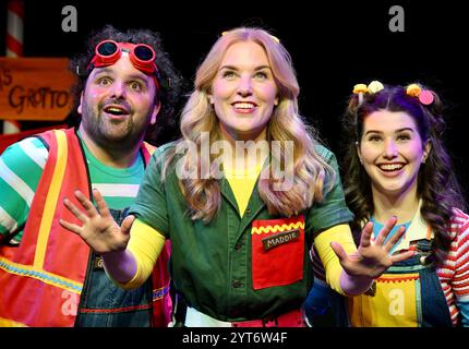 Londra, Regno Unito. Maddie Moate con Kira MacCarter e Zain Abrahams. Il curioso servizio fotografico di Natale di Maddie Moate, l'Apollo Theatre, Shaftesbury Avenue. Crediti: michael melia/Alamy Live News Foto Stock