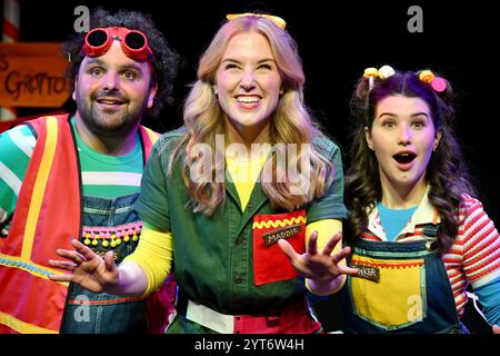 Londra, Regno Unito. Maddie Moate con Kira MacCarter e Zain Abrahams. Il curioso servizio fotografico di Natale di Maddie Moate, l'Apollo Theatre, Shaftesbury Avenue. Crediti: michael melia/Alamy Live News Foto Stock