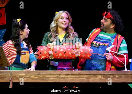 Londra, Regno Unito. Maddie Moate con Kira MacCarter e Zain Abrahams. Il curioso servizio fotografico di Natale di Maddie Moate, l'Apollo Theatre, Shaftesbury Avenue. Crediti: michael melia/Alamy Live News Foto Stock