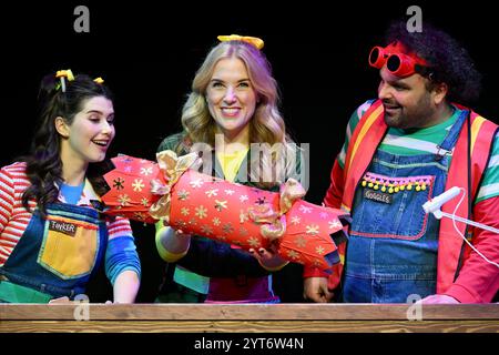 Londra, Regno Unito. Maddie Moate con Kira MacCarter e Zain Abrahams. Il curioso servizio fotografico di Natale di Maddie Moate, l'Apollo Theatre, Shaftesbury Avenue. Crediti: michael melia/Alamy Live News Foto Stock