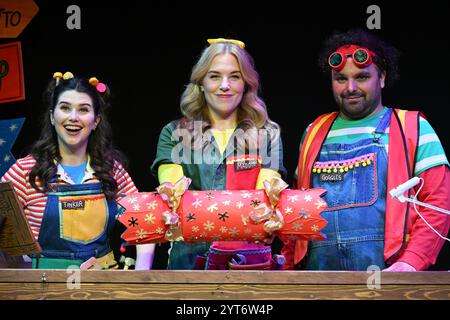 Londra, Regno Unito. Maddie Moate con Kira MacCarter e Zain Abrahams. Il curioso servizio fotografico di Natale di Maddie Moate, l'Apollo Theatre, Shaftesbury Avenue. Crediti: michael melia/Alamy Live News Foto Stock