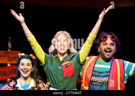 Londra, Regno Unito. Maddie Moate con Kira MacCarter e Zain Abrahams. Il curioso servizio fotografico di Natale di Maddie Moate, l'Apollo Theatre, Shaftesbury Avenue. Crediti: michael melia/Alamy Live News Foto Stock