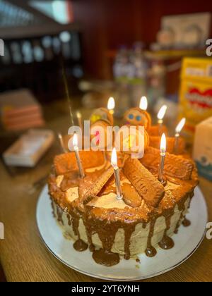 Una torta di compleanno su un tavolo, per festeggiare il 14° compleanno a casa con le candele. Foto Stock