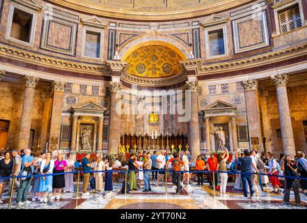 L'interno del Pantheon, ex tempio romano, e ora chiesa cattolica, Basilica di Santa Maria ad Martyres (Basilica di Santa Maria e dei Martiri), Foto Stock