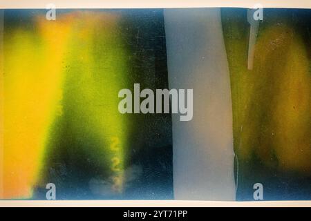 Pellicola negativa da 120 mm di colore grungy isolata su sfondo bianco. Pellicola di formato medio su sfondo bianco, segnaposto per foto retrò. Foto Stock