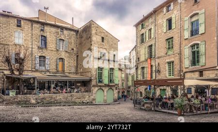 Place Gambetta a Pezenas. Costruito intorno al XVI secolo. Foto Stock