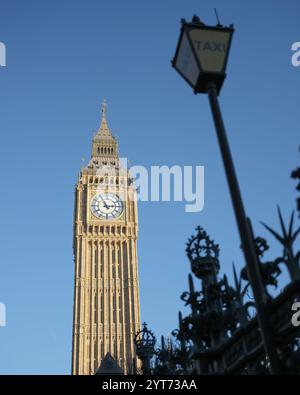 Londra 2 dicembre 2024 - Big Ben e il grande Orologio di Westminster sulla Elizabeth Tower presso le Houses of Parliament Foto Stock