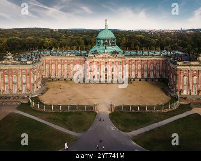 Splendida vista aerea del castello di Sanssouci, un magnifico palazzo barocco a Potsdam, Germania, caratterizzato dalla sua grandiosa architettura, dal fascino storico e da un ambiente lussureggiante e verde Foto Stock