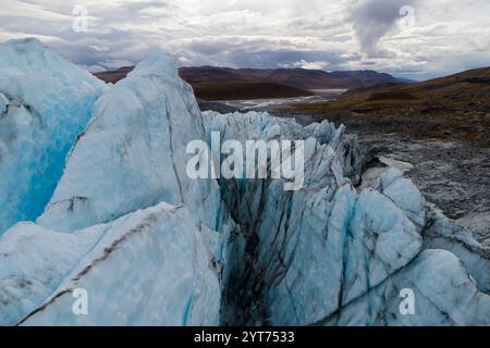 Immagine del drone sul ghiacciaio Russell nella Groenlandia occidentale con vista sull'entroterra artico. Foto Stock