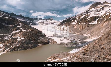 Vista dall'alto del ghiacciaio Rohne e del lago glaciale nel Canton Vallese in Svizzera. Foto Stock