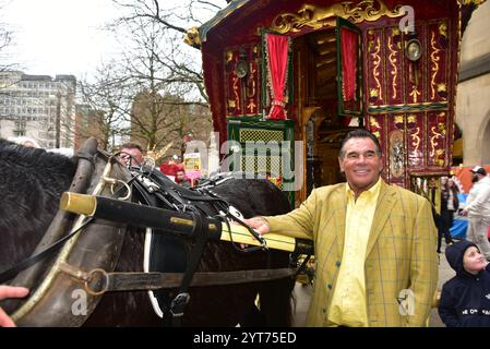 Manchester, Regno Unito, 6 dicembre 2024. Paddy Doherty, Celebrity Big Brother Winner e Gypsy Wedding TV Star, all'inizio della protesta. La Gypsytravellerleague Organisation ha organizzato una protesta nel centro di Manchester nel Regno Unito il 6 dicembre 2024. Questo segue le notizie dei media di sabato 23 novembre di bambini viaggiatori che frequentano i mercatini di Natale di Manchester che sono stati “costretti ad allenarsi” dalla polizia. La polizia di Greater Manchester aveva messo un avviso di dispersione di 48 ore dopo le segnalazioni di comportamenti antisociali nel centro della città e sui treni per Manchester. Crediti: Terry Waller/Alamy Live News Foto Stock