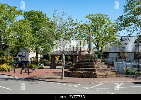 Il centro del villaggio, Holt, Galles, Regno Unito Foto Stock