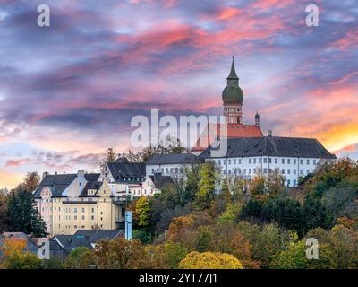 Bellissimo cielo serale con nuvole spettacolari, tramonto sul paesaggio vicino a Erling Andechs, Baviera, Germania, Europa Foto Stock