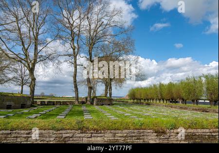 Langemark-Poelkapelle, il cimitero di Langemark è passato alla storia come cimitero dei volontari di guerra del 1914, noto anche come cimitero degli studenti. Dal 1971 tombe in lastre orizzontali di pietra naturale Foto Stock