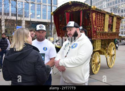 Manchester, Regno Unito, 6 dicembre 2024. Tommy Joyce (centro), John Reilly (destra) dell'Organizzazione Gypsytravellerleague che ha organizzato una protesta nel centro di Manchester nel Regno Unito il 6 dicembre 2024. L'Organizzazione Gypsytravellerleague ha organizzato una protesta nel centro di Manchester nel Regno Unito il 6 dicembre 2024 per "stare uniti contro la discriminazione”. Questo segue le notizie dei media di sabato 23 novembre di bambini viaggiatori che frequentano i mercatini di Natale di Manchester che sono stati “costretti ad allenarsi” dalla polizia. Crediti: Terry Waller/Alamy Live News Foto Stock