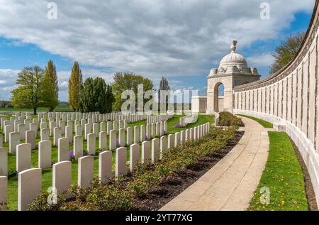 Zonnebeke - Passendale, Tyne Cot Commonwealth War Graves Cemetery and Memorial to the Missing, progettato da Sir Herbert Baker, un cimitero militare per i soldati dei paesi del Commonwealth che morirono nella prima guerra mondiale intorno a Ypres dal 1917 in poi. Padiglione Nord, seguito dal memoriale con 35, 000 nomi dei dispersi Foto Stock