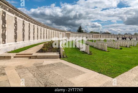 Zonnebeke - Passendale, Tyne Cot Commonwealth War Graves Cemetery and Memorial to the Missing, progettato da Sir Herbert Baker, un cimitero militare per i soldati dei paesi del Commonwealth che morirono nella prima guerra mondiale intorno a Ypres dal 1917 in poi. Il memoriale, il muro con 35, 000 nomi di soldati dispersi Foto Stock