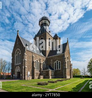 Mesen, Sint-Niklaaskerk, Messines, la chiesa di San Nicola con la sua suggestiva cupola, soprannominata "Dikkop" (testa testardo), fu fondata nell'XI secolo da Adela di Francia, contessa delle Fiandre, come chiesa abbaziale Foto Stock