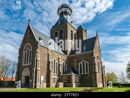 Mesen, Sint-Niklaaskerk, Messines, la chiesa di San Nicola con la sua suggestiva cupola, soprannominata "Dikkop" (testa testardo), fu fondata nell'XI secolo da Adela di Francia, contessa delle Fiandre, come chiesa abbaziale Foto Stock