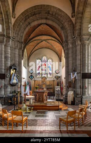 Mesen, Sint-Niklaaskerk, Messines, la chiesa di San Nicola con la sua suggestiva cupola, soprannominata "Dikkop" (testa testardo), fu fondata come chiesa abbaziale nell'XI secolo da Adela di Francia, contessa delle Fiandre. Cannello con mantello protettivo Madonna Foto Stock