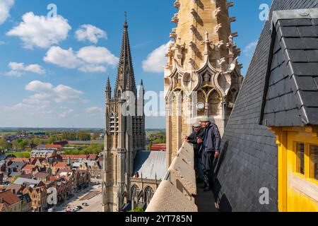 Ypres, la chiesa di San Martino è una basilica gotica crociforme con transetto ed è un sito patrimonio culturale fiammingo. Fu completamente distrutto durante la prima guerra mondiale e poi ricostruito (1922-1930). Vista della chiesa di San Martino dal campanile del Tuchhallen. Foto Stock