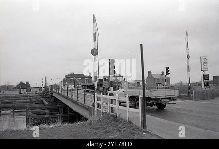 1986, ponte a pedaggio di Selby, North Yorkshire, Inghilterra, Regno Unito. Il ponte girevole in acciaio del 1971 a Selby attraversa il fiume Ouse e risale a un ponte in legno aperto per la prima volta nel 1793. Il Consiglio di Selby e il Consiglio della contea acquistarono il ponte dai suoi proprietari nel 1991 e abolirono il pedaggio in modo che il traffico potesse muoversi più liberamente. Foto Stock