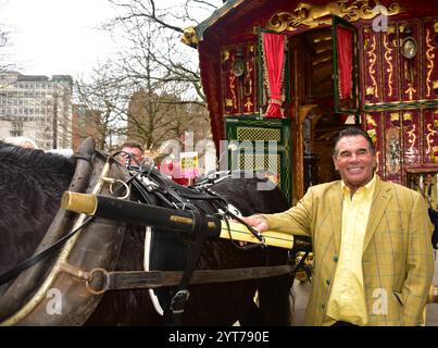 Manchester, Regno Unito, 6 dicembre 2024. Paddy Doherty, Celebrity Big Brother Winner e Gypsy Wedding TV Star, all'inizio della protesta. La Gypsytravellerleague Organisation ha organizzato una protesta nel centro di Manchester nel Regno Unito il 6 dicembre 2024. Questo segue le notizie dei media di sabato 23 novembre di bambini viaggiatori che frequentano i mercatini di Natale di Manchester che sono stati “costretti ad allenarsi” dalla polizia. La polizia di Greater Manchester aveva messo un avviso di dispersione di 48 ore dopo le segnalazioni di comportamenti antisociali nel centro della città e sui treni per Manchester. Crediti: Terry Waller/Alamy Live News Foto Stock