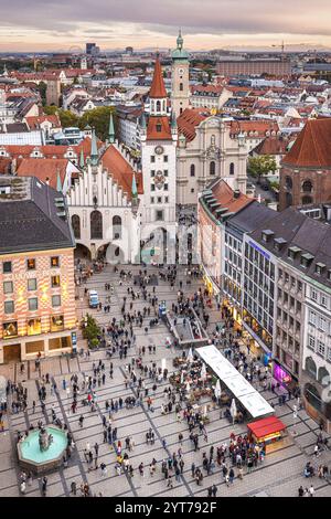 Vista dalla torre del municipio alla Marienplatz, al vecchio municipio e al Fischerbrunnen. Monaco, Baviera, Germania. Foto Stock