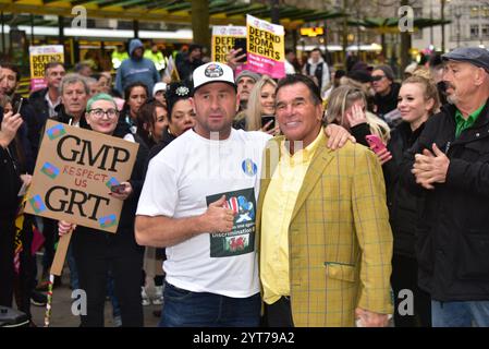 Manchester, Regno Unito, 6 dicembre 2024. Organizzatore Tommy Joyce (a sinistra) e Paddy Doherty, (a destra) Celebrity Big Brother Winner e Gypsy Wedding TV Star. La Gypsytravellerleague Organisation ha organizzato una protesta nel centro di Manchester nel Regno Unito il 6 dicembre 2024. Questo segue le notizie dei media di sabato 23 novembre di bambini viaggiatori che frequentano i mercatini di Natale di Manchester che sono stati “costretti ad allenarsi” dalla polizia. La polizia di Greater Manchester aveva messo un avviso di dispersione di 48 ore dopo le segnalazioni di comportamenti antisociali nel centro della città e sui treni per Manchester. Crediti: Terry Waller/Alamy Live News Foto Stock