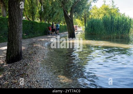 Italia, Manerba del Garda (Brescia), 26 giugno 2024 : cambiamenti climatici, nella foto acqua alta del Lago di Garda foto © Matteo Biatta/sintesi/Alamy Stock Photo Foto Stock