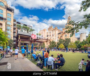 The Pearl con l'Hotel Emma sullo sfondo, San Antonio, Texas, USA Foto Stock