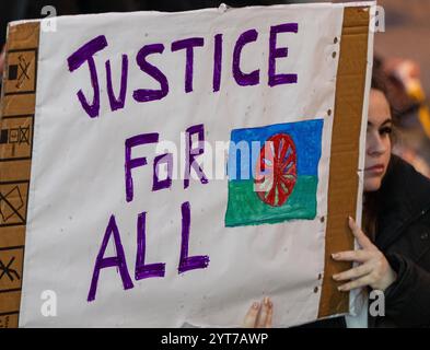 Manchester, Regno Unito. 6 dicembre 2024. Venerdì 6 dicembre 2024. Traveller and Gypsy Protestation. Manchester Regno Unito. La protesta con una carovana disegnata da Gypsy Horse è stata guidata da Tommy Joyce della Gypsy Traveller League che ha parlato alla demo. La marcia iniziò a St Peters Square Manchester Centre. La carovana tornò a Deansgate a causa delle restrizioni al traffico, ma i manifestanti proseguirono fino alla stazione di Victoria. La polizia di Greater Manchester (GMP) sta affrontando critiche e accuse crescenti in quanto gli agenti hanno rimosso con la forza i bambini zingari e viaggiatori dai mercatini di Natale della città, scatenando diffuse accuse di discri Foto Stock