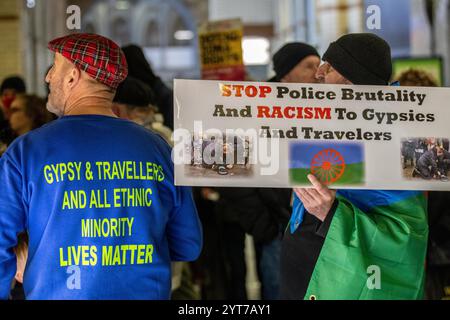 Manchester, Regno Unito. 6 dicembre 2024. Venerdì 6 dicembre 2024. Traveller and Gypsy Protestation. Manchester Regno Unito. La protesta con una carovana disegnata da Gypsy Horse è stata guidata da Tommy Joyce della Gypsy Traveller League che ha parlato alla demo. La marcia iniziò a St Peters Square Manchester Centre. La carovana tornò a Deansgate a causa delle restrizioni al traffico, ma i manifestanti proseguirono fino alla stazione di Victoria. La polizia di Greater Manchester (GMP) sta affrontando critiche e accuse crescenti in quanto gli agenti hanno rimosso con la forza i bambini zingari e viaggiatori dai mercatini di Natale della città, scatenando diffuse accuse di discri Foto Stock