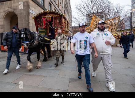 Manchester, Regno Unito. 6 dicembre 2024. Venerdì 6 dicembre 2024. Tommy Joyce della Gypsy Traveller League che ha parlato alla demo (centro con maglietta). Traveller and Gypsy Protestation. Manchester Regno Unito. La protesta con una carovana disegnata da Gypsy Horse è stata guidata da Tommy Joyce della Gypsy Traveller League che ha parlato alla demo. La marcia iniziò a St Peters Square Manchester Centre. La carovana tornò a Deansgate a causa delle restrizioni al traffico, ma i manifestanti proseguirono fino alla stazione di Victoria. Crediti: GaryRobertsphotography/Alamy Live News Foto Stock