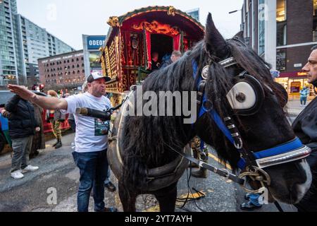 Manchester, Regno Unito. 6 dicembre 2024. Venerdì 6 dicembre 2024. Tommy Joyce della Gypsy Traveller League che ha parlato alla demo guide caravan. Traveller and Gypsy Protestation. Manchester Regno Unito. La protesta con una carovana disegnata da Gypsy Horse è stata guidata da Tommy Joyce della Gypsy Traveller League che ha parlato alla demo. La marcia iniziò a St Peters Square Manchester Centre. La carovana tornò a Deansgate a causa delle restrizioni al traffico, ma i manifestanti proseguirono fino alla stazione di Victoria. Crediti: GaryRobertsphotography/Alamy Live News Foto Stock