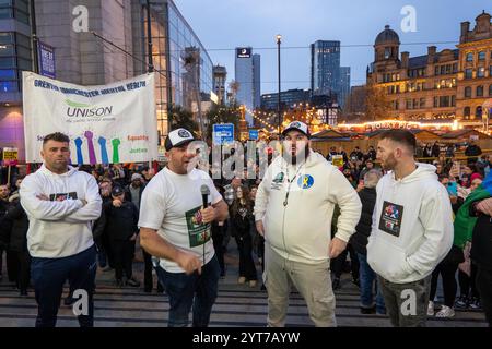 Manchester, Regno Unito. 6 dicembre 2024. Venerdì 6 dicembre 2024. Traveller and Gypsy Protestation. Tommy Joyce della Gypsy Traveller League che ha parlato alla demo (con microfono). Manchester Regno Unito. La protesta con una carovana disegnata da Gypsy Horse è stata guidata da Tommy Joyce della Gypsy Traveller League che ha parlato alla demo. La marcia iniziò a St Peters Square Manchester Centre. La carovana tornò a Deansgate a causa delle restrizioni al traffico, ma i manifestanti proseguirono fino alla stazione di Victoria. Crediti: GaryRobertsphotography/Alamy Live News Foto Stock