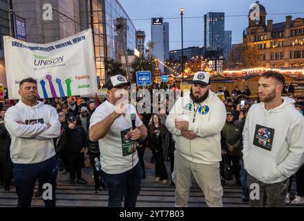 Manchester, Regno Unito. 6 dicembre 2024. Venerdì 6 dicembre 2024. Traveller and Gypsy Protestation. Tommy Joyce della Gypsy Traveller League che ha parlato alla demo (con microfono). Manchester Regno Unito. La protesta con una carovana disegnata da Gypsy Horse è stata guidata da Tommy Joyce della Gypsy Traveller League che ha parlato alla demo. La marcia iniziò a St Peters Square Manchester Centre. La carovana tornò a Deansgate a causa delle restrizioni al traffico, ma i manifestanti proseguirono fino alla stazione di Victoria. Crediti: GaryRobertsphotography/Alamy Live News Foto Stock