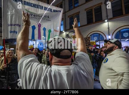 Manchester, Regno Unito. 6 dicembre 2024. Venerdì 6 dicembre 2024. Traveller and Gypsy Protestation. Tommy Joyce della Gypsy Traveller League che ha parlato alla demo solleva le braccia alla folla. Manchester Regno Unito. La protesta con una carovana disegnata da Gypsy Horse è stata guidata da Tommy Joyce della Gypsy Traveller League che ha parlato alla demo. La marcia iniziò a St Peters Square Manchester Centre. La carovana tornò a Deansgate a causa delle restrizioni al traffico, ma i manifestanti proseguirono fino alla stazione di Victoria. Crediti: GaryRobertsphotography/Alamy Live News Foto Stock