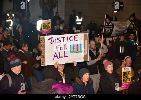 Manchester, Regno Unito, 6 dicembre 2024. L'Organizzazione Gypsytravellerleague ha organizzato una protesta nel centro di Manchester nel Regno Unito il 6 dicembre 2024 per "stare uniti contro la discriminazione”. Questo segue le notizie dei media di sabato 23 novembre di bambini viaggiatori che frequentano i mercatini di Natale di Manchester che sono stati “costretti ad allenarsi” dalla polizia. La polizia di Greater Manchester aveva messo un avviso di dispersione di 48 ore dopo le segnalazioni di comportamenti antisociali nel centro della città e sui treni per Manchester. Crediti: Terry Waller/Alamy Live News Foto Stock