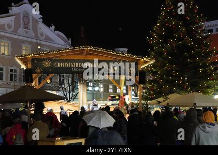 Erding, Baviera, Germania - 6 dicembre 2024: Mercatino di Natale illuminato festosamente a Erding nel periodo natalizio con numerosi visitatori *** Festlich beleuchteter Christkindlmarkt a Erding zur Weihanchtszeit mit zahlreichen Besuchern Foto Stock