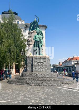 Lubiana, Slovenia - 28 giugno 2024: Monumento a France Preseren sulla sua piazza sotto il cielo blu, pedoni Foto Stock