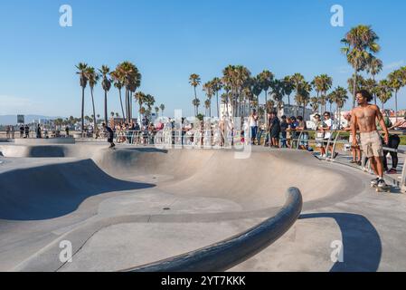 Skateboarder che praticano i tricchi al Venice Beach Skatepark, Los Angeles Foto Stock