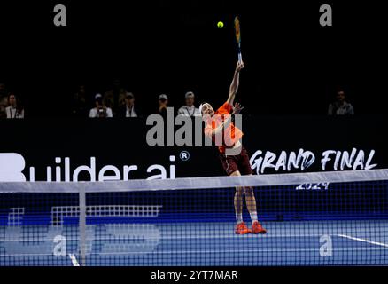 6 dicembre 2024; Copper Box Arena, Stratford, Londra, Inghilterra; finale finale finale di tennis Ultimate Tennis 1° giorno; Ugo Humbert serve contro Thanasi Kokkinakis Foto Stock