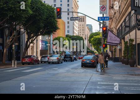 Vivace Street Scene all'incrocio della 5th Street nel centro di Los Angeles Foto Stock