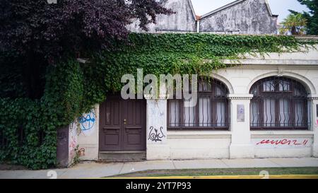 Vecchie case nel tradizionale quartiere di Cochrane nella città di Valdivia, nel sud del Cile Foto Stock