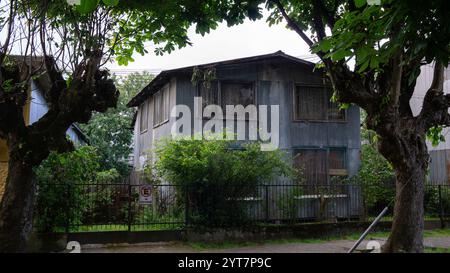 Vecchie case nel tradizionale quartiere di Cochrane nella città di Valdivia, nel sud del Cile Foto Stock