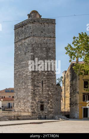 Piazza pubblica circondata da mura medievali della città con 5 magnifiche fontane in pietra del XVI secolo. Piazza delle cinque fontane Adriatico, Zara, Dalmazia, Croazia Foto Stock