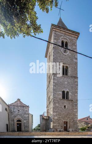 Centro storico di una città mediterranea. Case, rovine e chiese testimoniano una lunga storia. Atmosfera mattutina a Nin, Zara, Dalmazia, Croazia, Mare Adriatico Foto Stock